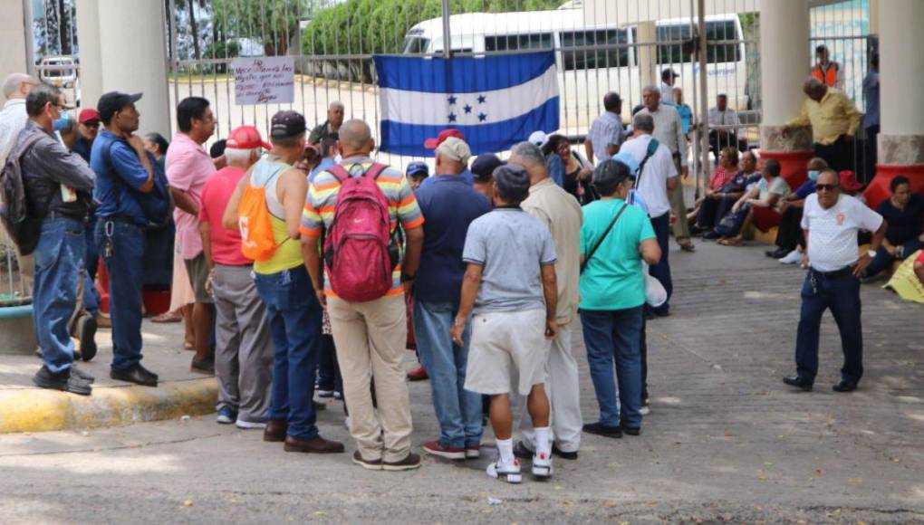 Exigiendo reajuste salarial, jubilados y pensionados protestan en Injupemp