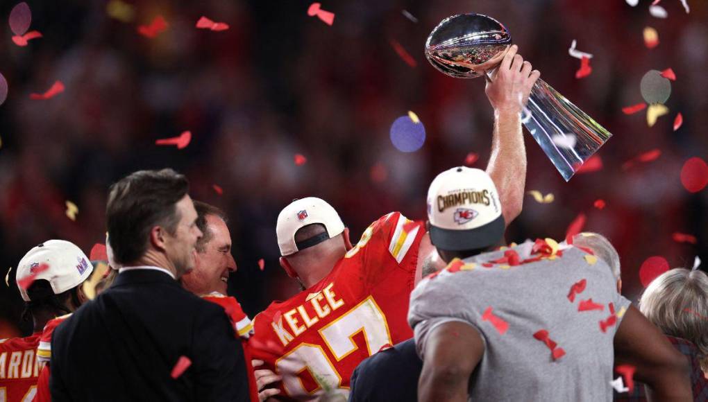 Mahomes leyenda y beso de Taylor Swift: la celebración de los Chiefs