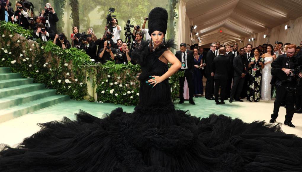 ¡Icónica! Así lució Cardi B con un imponente vestido negro en la Met Gala 2024