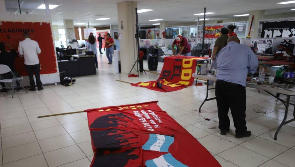 Elaborando mantas y camisetas, sindicatos preparan marcha del 1 de mayo