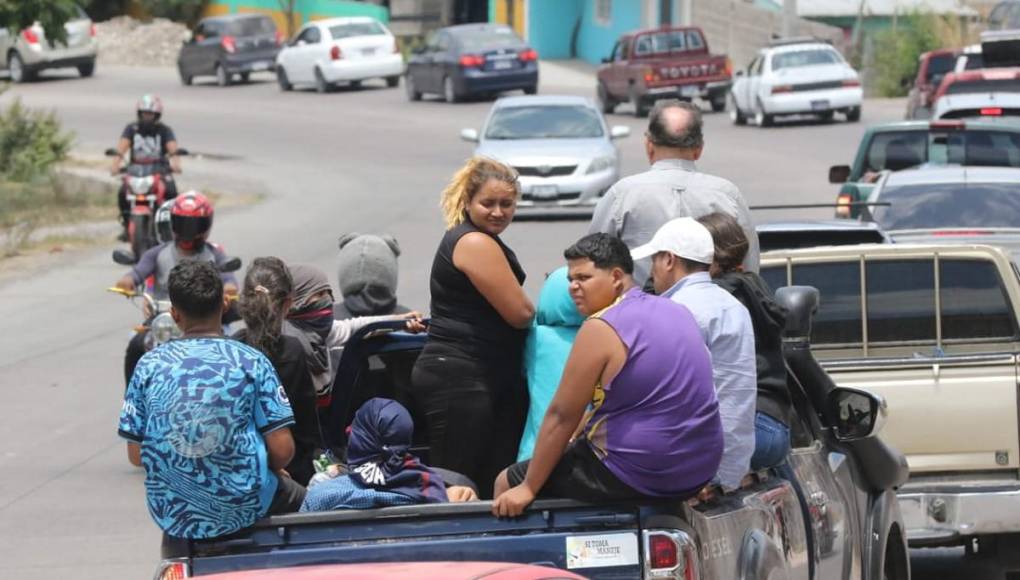 Cansados y asoleados: familias retornan a la capital tras feriado de Semana Santa