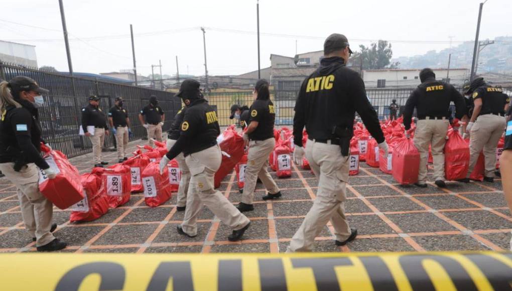 Trasladan a Tegucigalpa las 2.7 toneladas de droga incautada en caribe hondureño