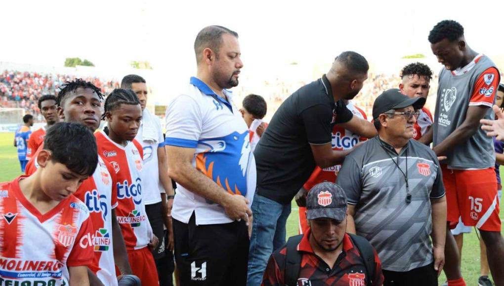 Bronca y reclamos al final del partido de no descenso entre Vida y Lobos