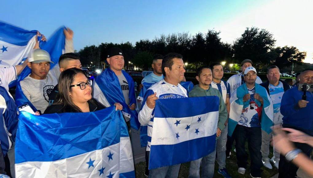 ¡Euforia por la H! Banderazo de los aficionados de la Selección de Honduras