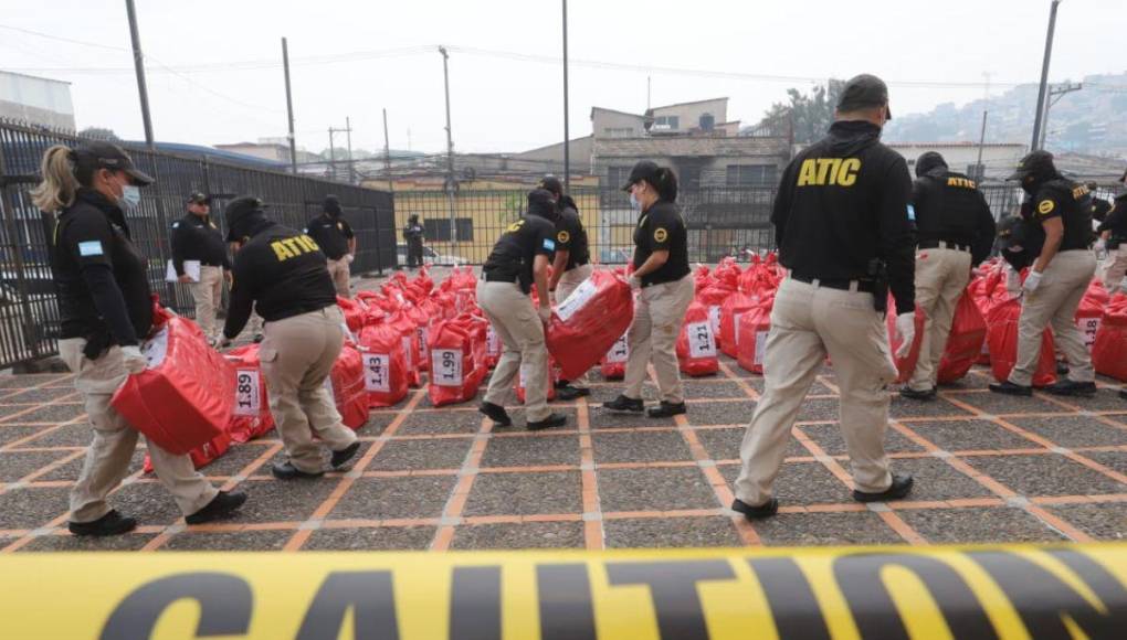 Trasladan a Tegucigalpa las 2.7 toneladas de droga incautada en caribe hondureño