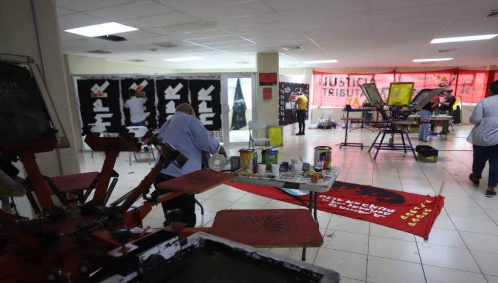 Elaborando mantas y camisetas, sindicatos preparan marcha del 1 de mayo