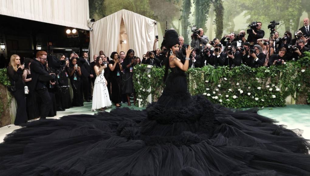 ¡Icónica! Así lució Cardi B con un imponente vestido negro en la Met Gala 2024