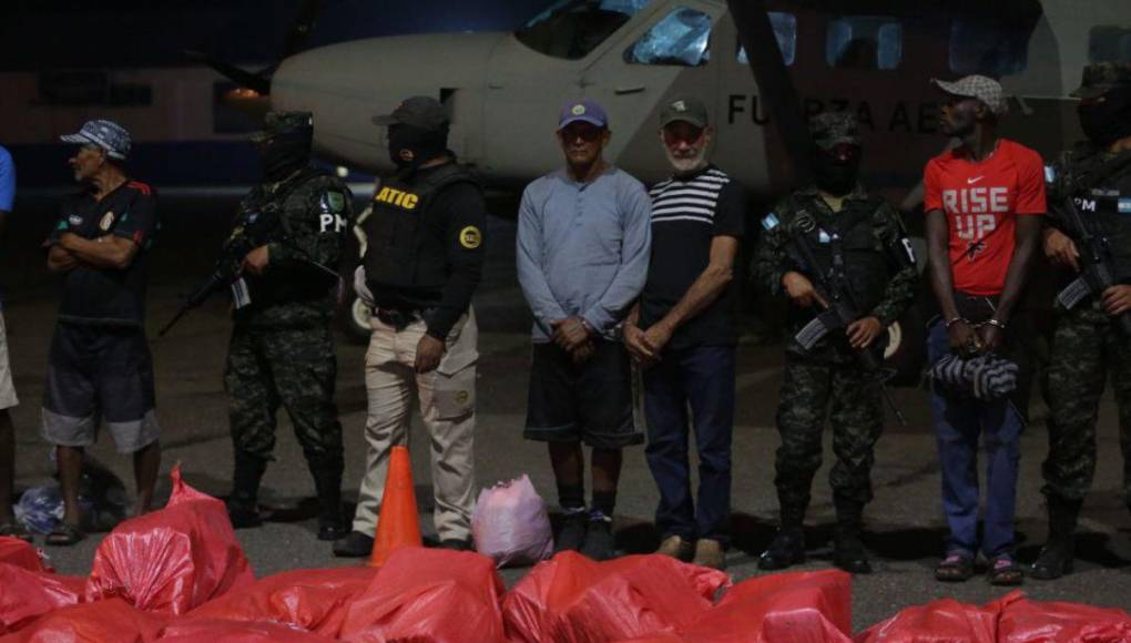 Trasladan a Tegucigalpa droga incautada en embarcación proveniente de Colombia