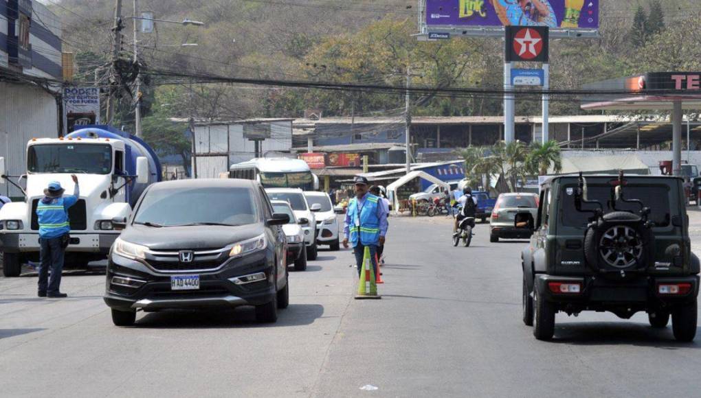 En carros paila y en buses, capitalinos siguen saliendo de la ciudad por Semana Santa