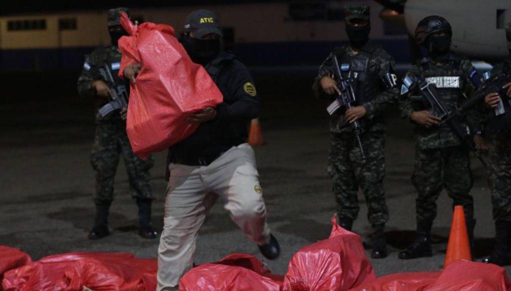 Trasladan a Tegucigalpa droga incautada en embarcación proveniente de Colombia