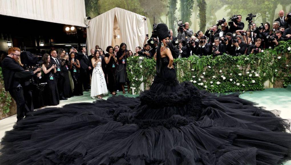 ¡Icónica! Así lució Cardi B con un imponente vestido negro en la Met Gala 2024