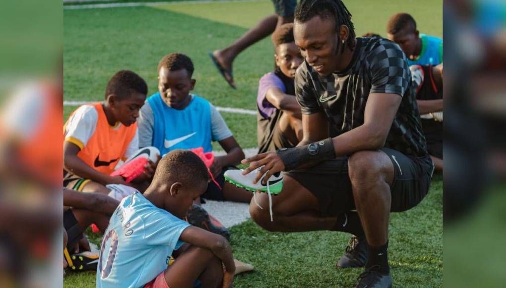 Alberth Elis: más que un futbolista, un héroe de la niñez en Honduras