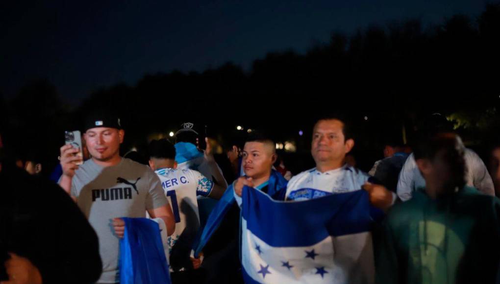 ¡Euforia por la H! Banderazo de los aficionados de la Selección de Honduras