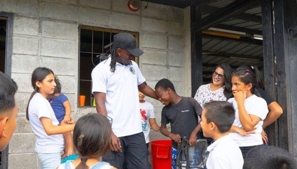 Alberth Elis: más que un futbolista, un héroe de la niñez en Honduras