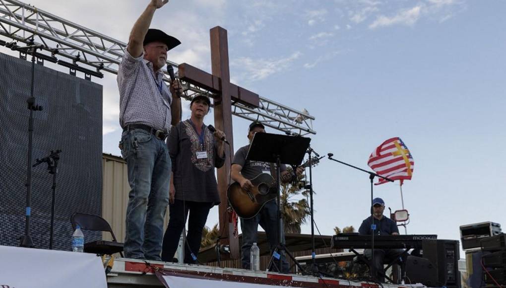 Bautizos, oración y firme rechazo a migrantes: así se apostó en la frontera el llamado “Ejército de Dios”