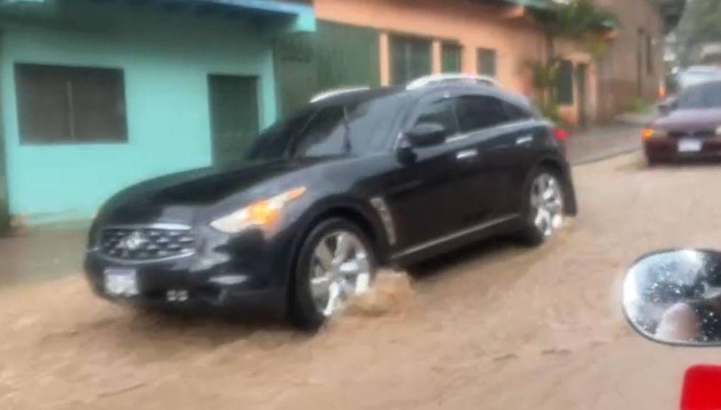 Vías anegadas y tráfico lento: imágenes de las lluvias que azotan la capital este domingo