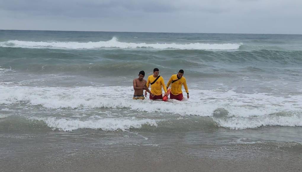 Así fueron los rescates de varios hondureños en ríos y playas durante la Semana Santa