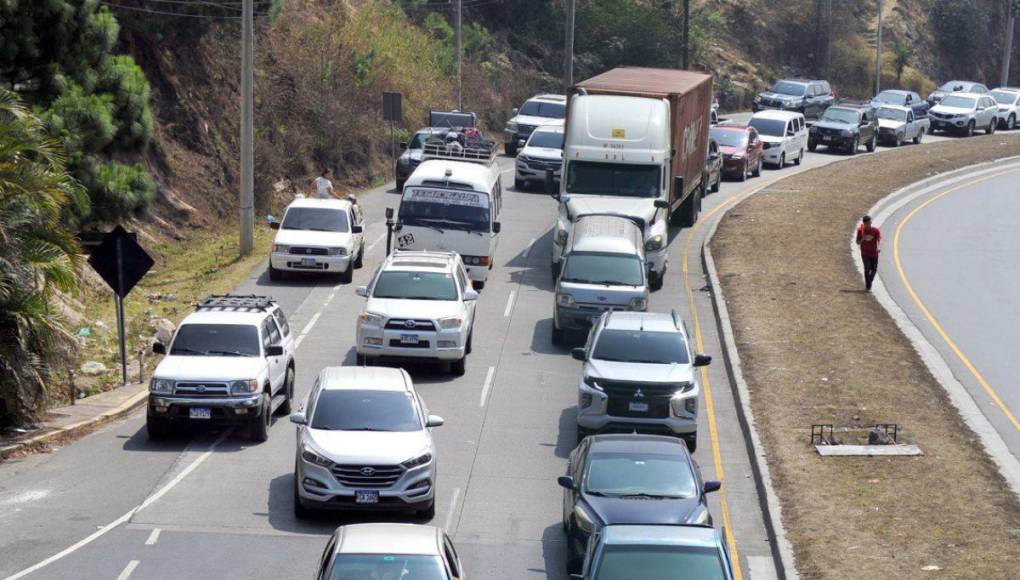 En carros paila y en buses, capitalinos siguen saliendo de la ciudad por Semana Santa