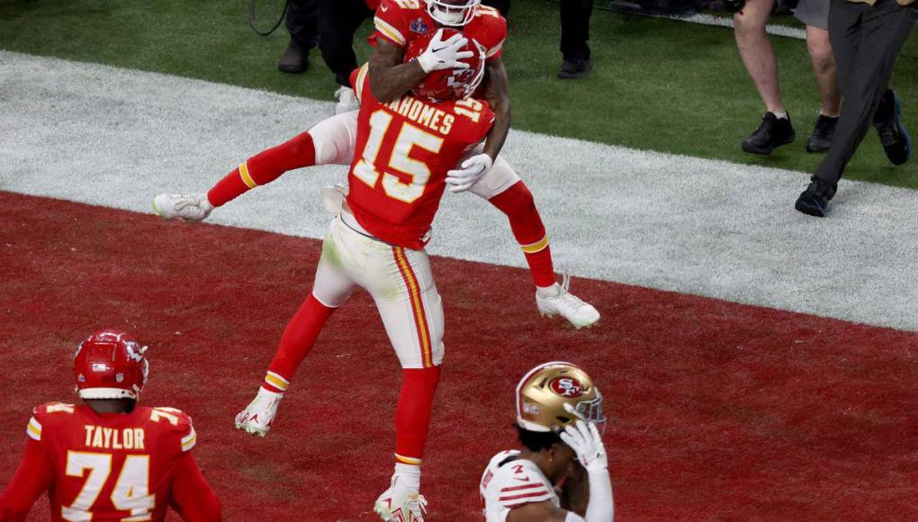 Mahomes leyenda y beso de Taylor Swift: la celebración de los Chiefs