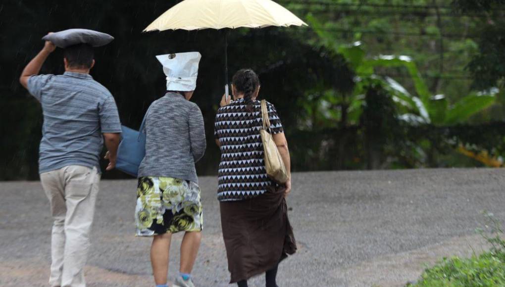 Bajas temperaturas y lluvia se registran en La Ceiba por frente frío