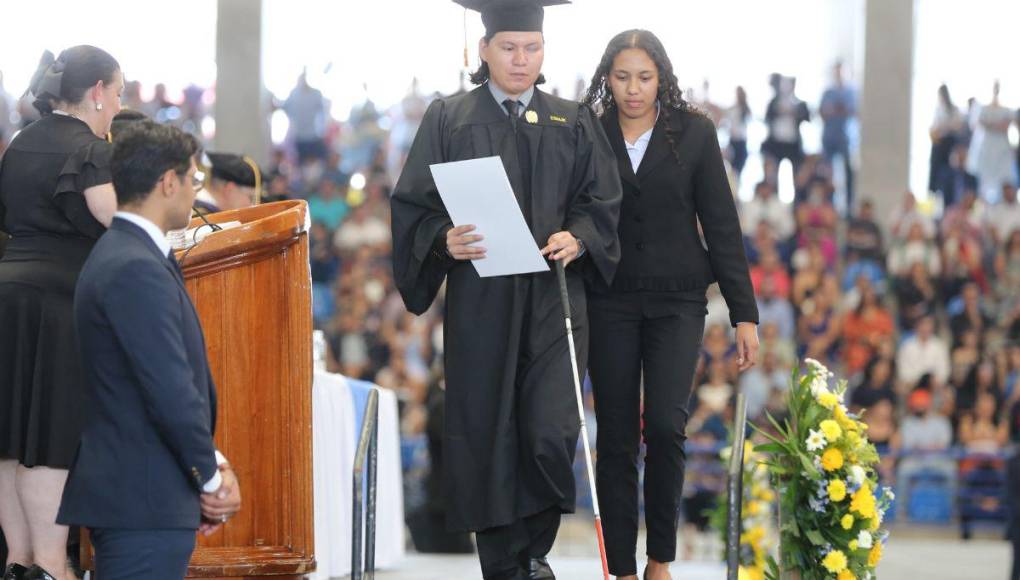 ¡Felicidades! La UNAH presenta más de 1,600 profesionales en las primeras graduaciones del año