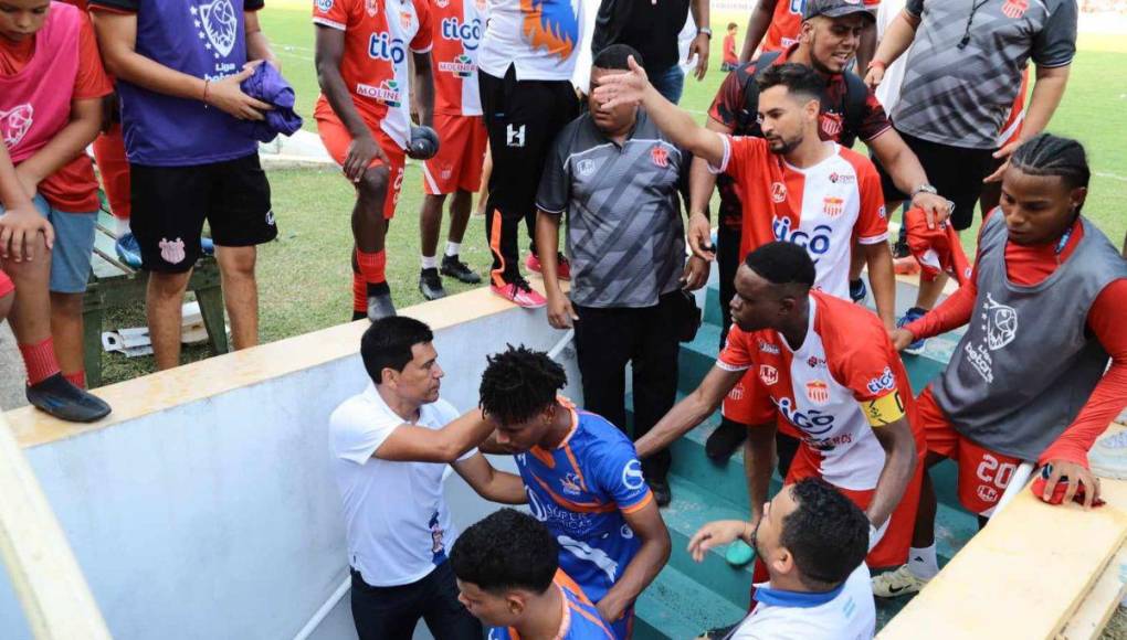 Bronca y reclamos al final del partido de no descenso entre Vida y Lobos