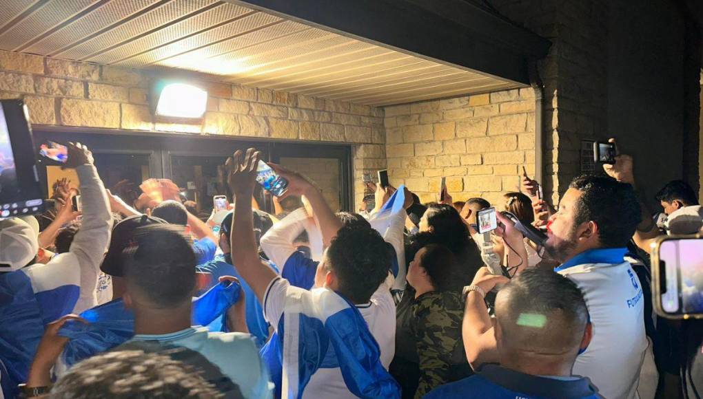 ¡Euforia por la H! Banderazo de los aficionados de la Selección de Honduras