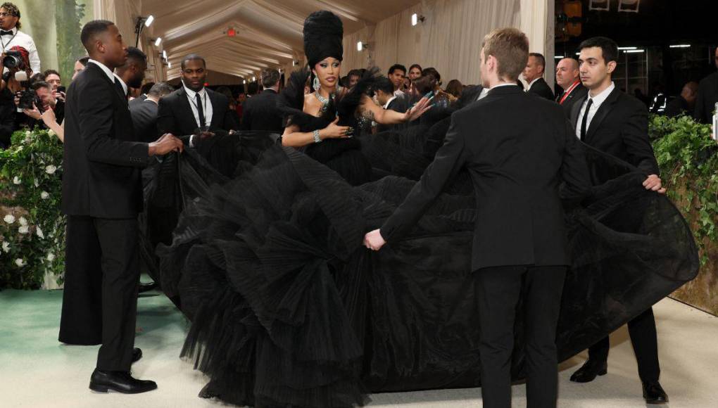 ¡Icónica! Así lució Cardi B con un imponente vestido negro en la Met Gala 2024