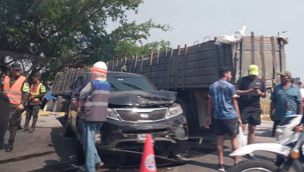 Carros dañados y postes caídos: imágenes del accidente de rastra en anillo periférico