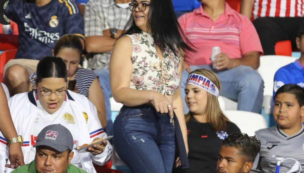 ¡Las Bellezas en el Nacional! Chicas roban miradas en el Motagua vs Olimpia