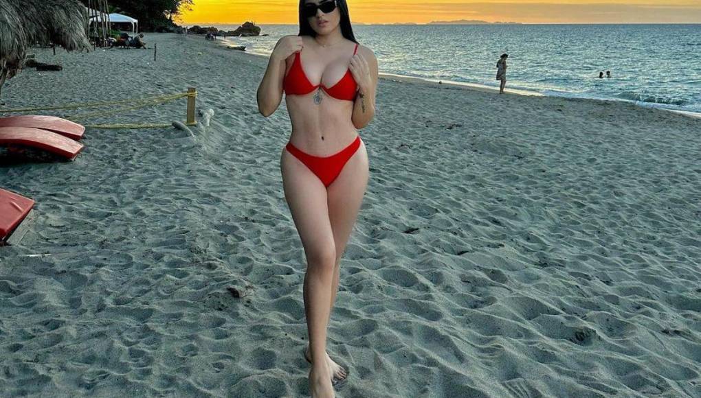 La tiktoker Roxana Somoza luce su impresionante figura en la playa