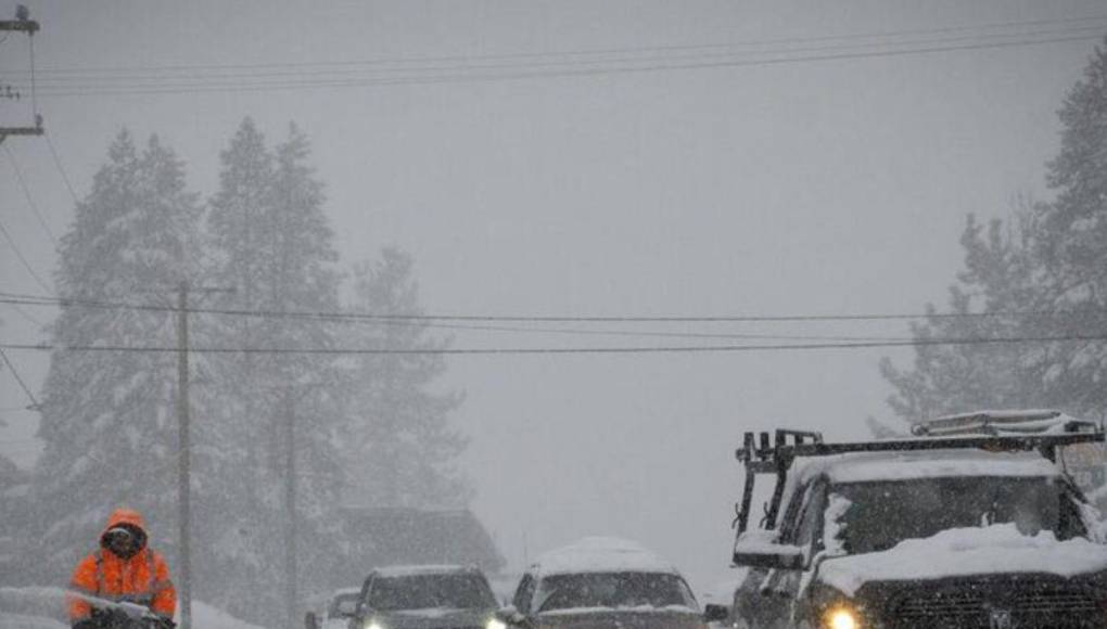 Intensa nevada paraliza California, EUA; miles de personas sin electricidad