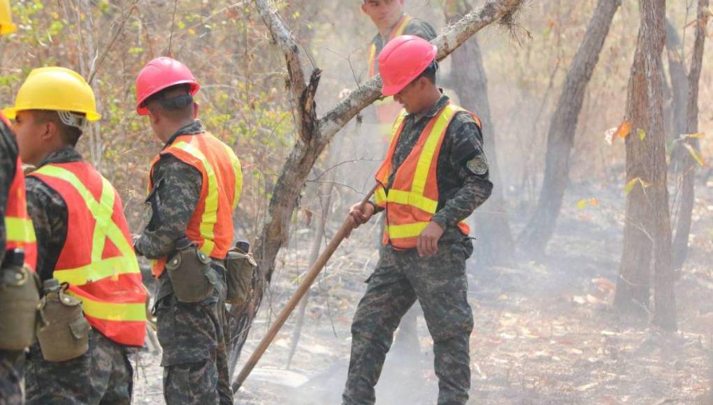 Cansados y sofocados: militares y bomberos trabajan sin cesar para apagar incendio en La Tigra