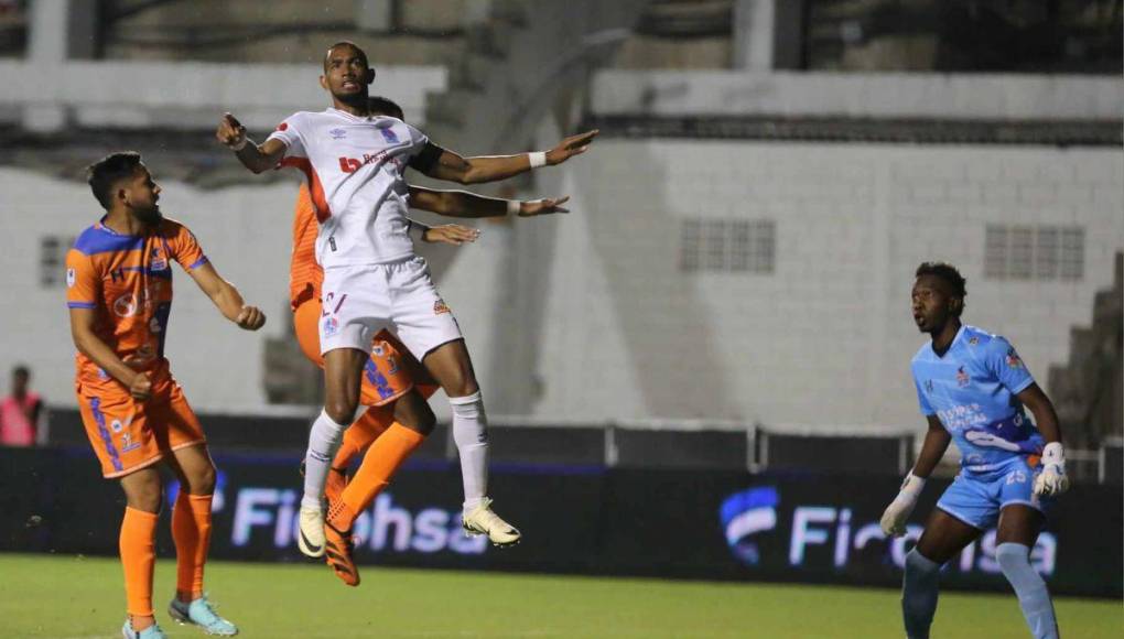 ¡Lo que no viste en TV! Así fue el Olimpia vs Lobos: selfis, goles y hasta bellezas