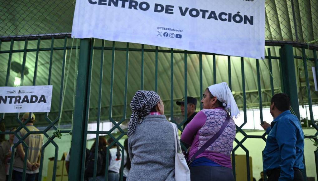 Salvadoreños salen a votar en una casi asegurada reelección de Bukele