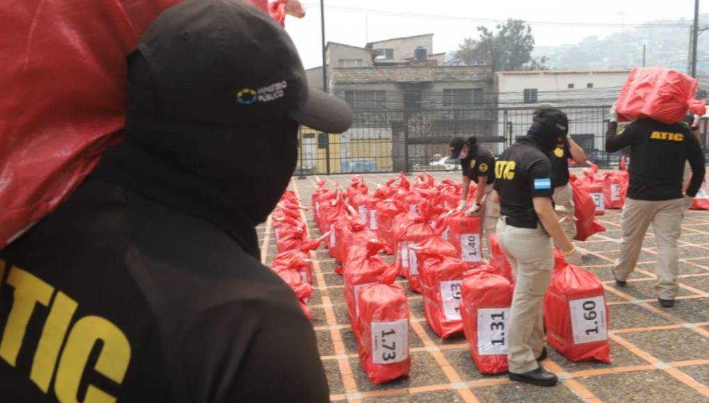 Trasladan a Tegucigalpa las 2.7 toneladas de droga incautada en caribe hondureño