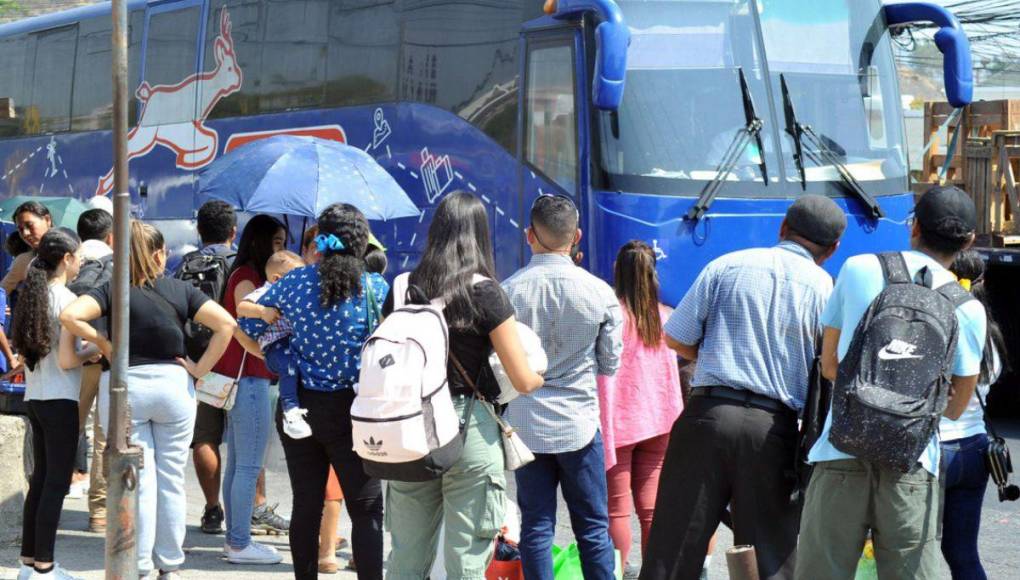 Veraneantes y operativos: ambiente en las salidas de la capital en el inicio de la Semana Santa 2024