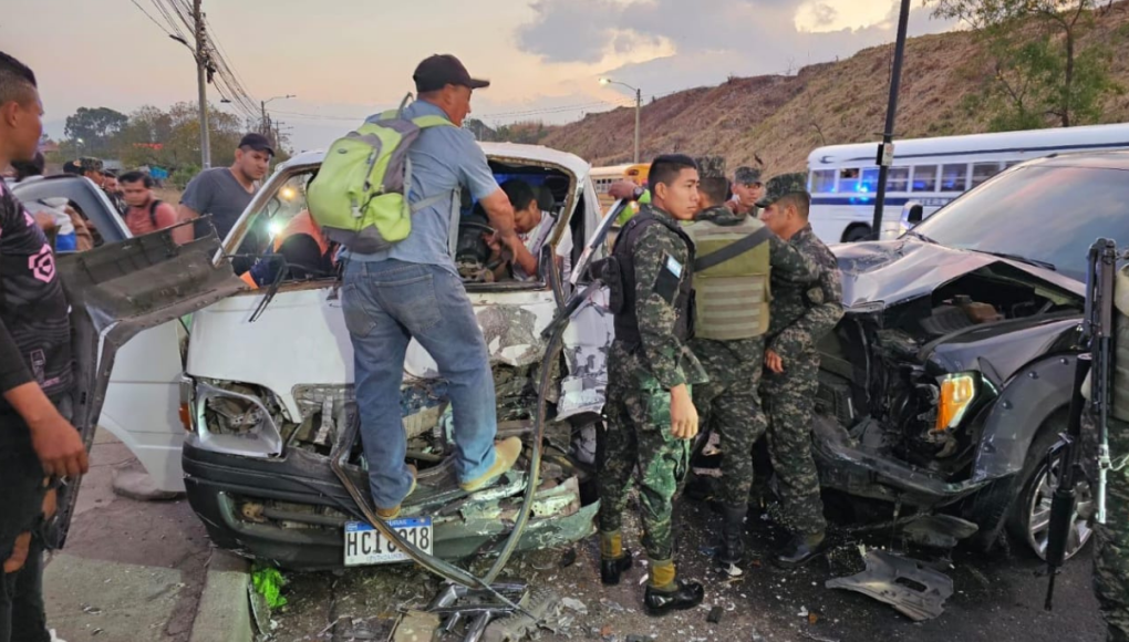 Imágenes que dejó accidente entre un pick-up y bus escolar en la capital