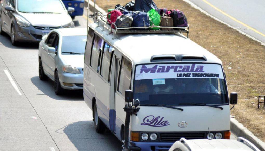 En carros paila y en buses, capitalinos siguen saliendo de la ciudad por Semana Santa
