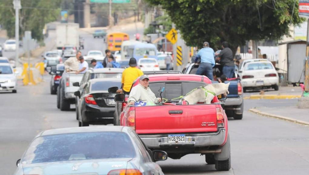 Caravanas de veraneantes abarrotan salidas al Sur y al Norte de la capital