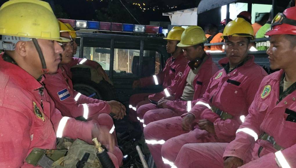 Uso de helicópteros y personal en tierra: así luchan los bomberos para controlar incendio en La Tigra