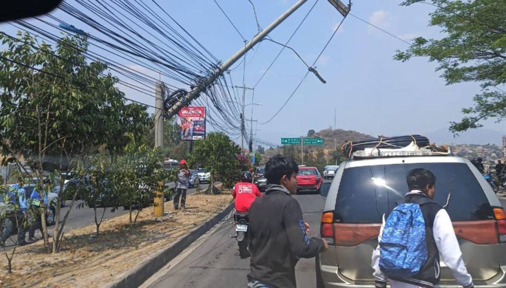 Carros dañados y postes caídos: imágenes del accidente de rastra en anillo periférico