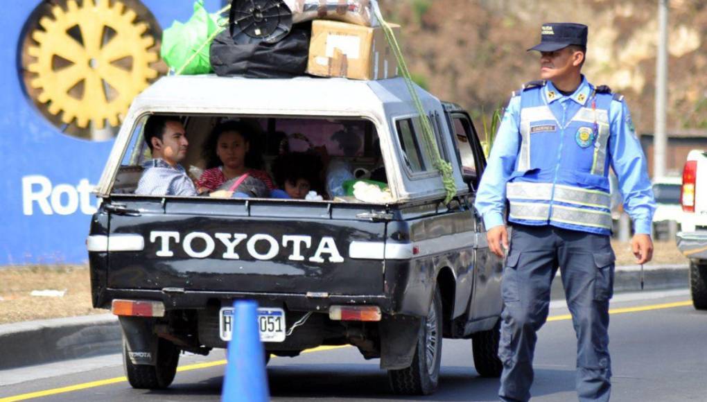 En carros paila y en buses, capitalinos siguen saliendo de la ciudad por Semana Santa