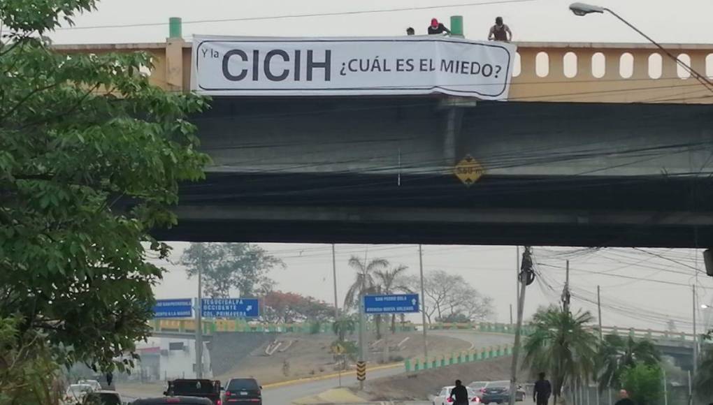 Puentes de Tegucigalpa y SPS aparecen con pancartas exigiendo la llegada de la CICIH