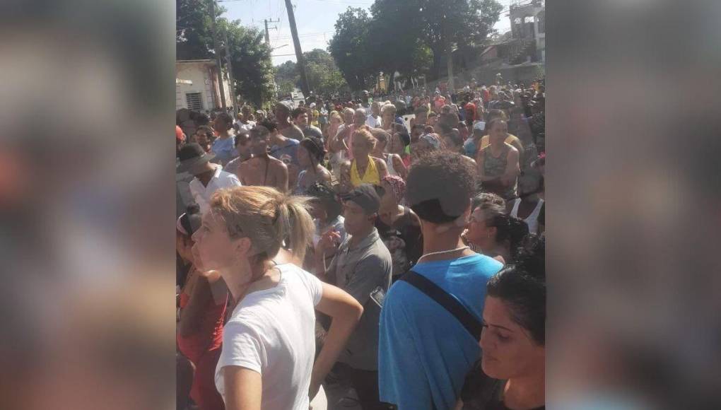 Cubanos salen a las calles en protesta por la escasez y apagones