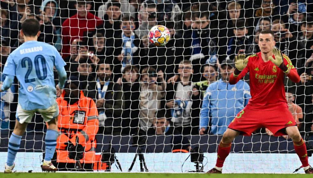 Rostros de tristeza en el City tras eliminación ante Real Madrid