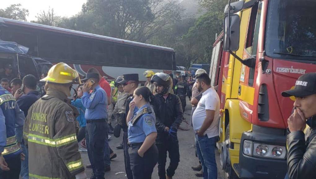 Al menos 16 muertos deja choque entre buses en San Juan de Opoa, Copán