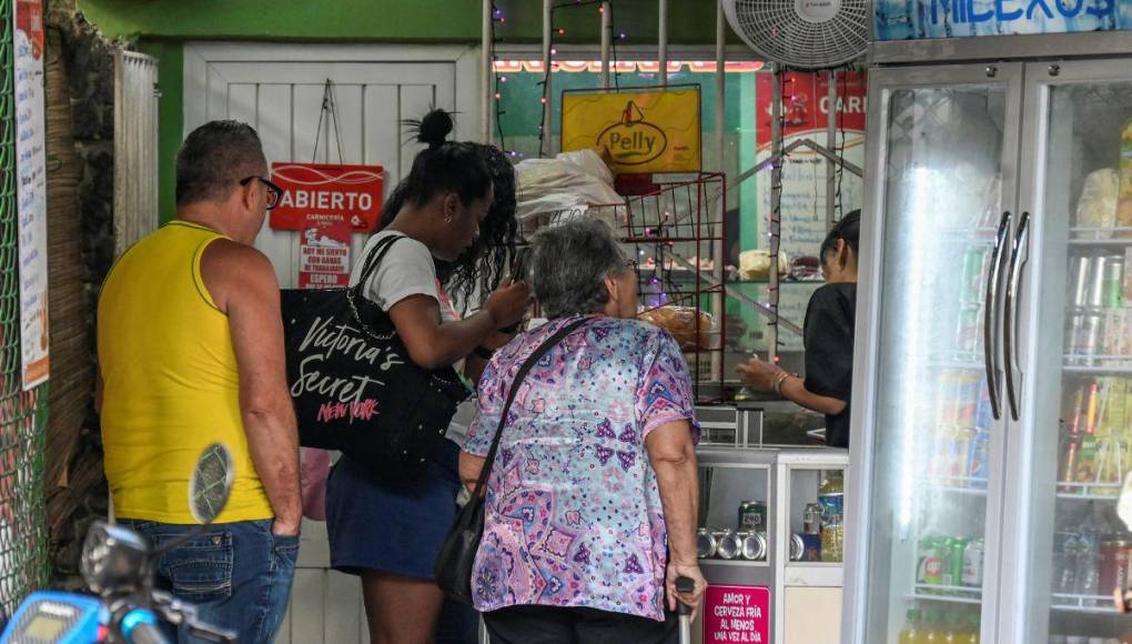 “No hay pan, leche ni agua”: Cubanos narran pesadilla que viven por escasez de alimentos