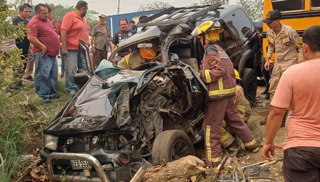 El difícil rescate tras colisión entre bus, camioneta y turismo en Villanueva