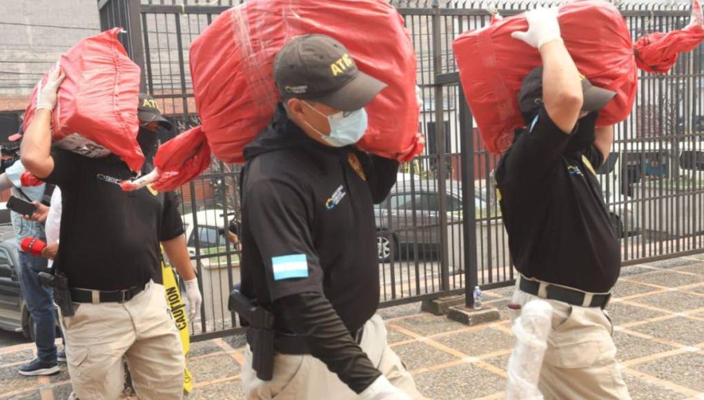 Trasladan a Tegucigalpa las 2.7 toneladas de droga incautada en caribe hondureño